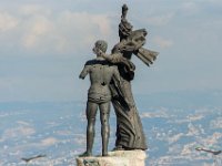 Am Place des Martyrs (Platz der Märtyrer) steht eine Heldenstatue, sie ist voller Einschusslöcher.